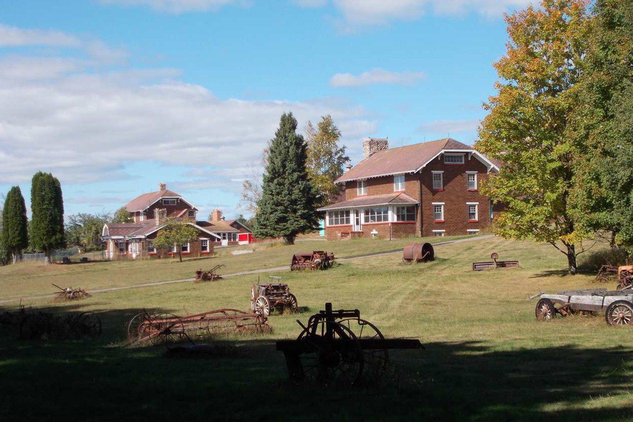 13 Reasons To Buy Michigan S Granot Loma The Largest Log Cabin