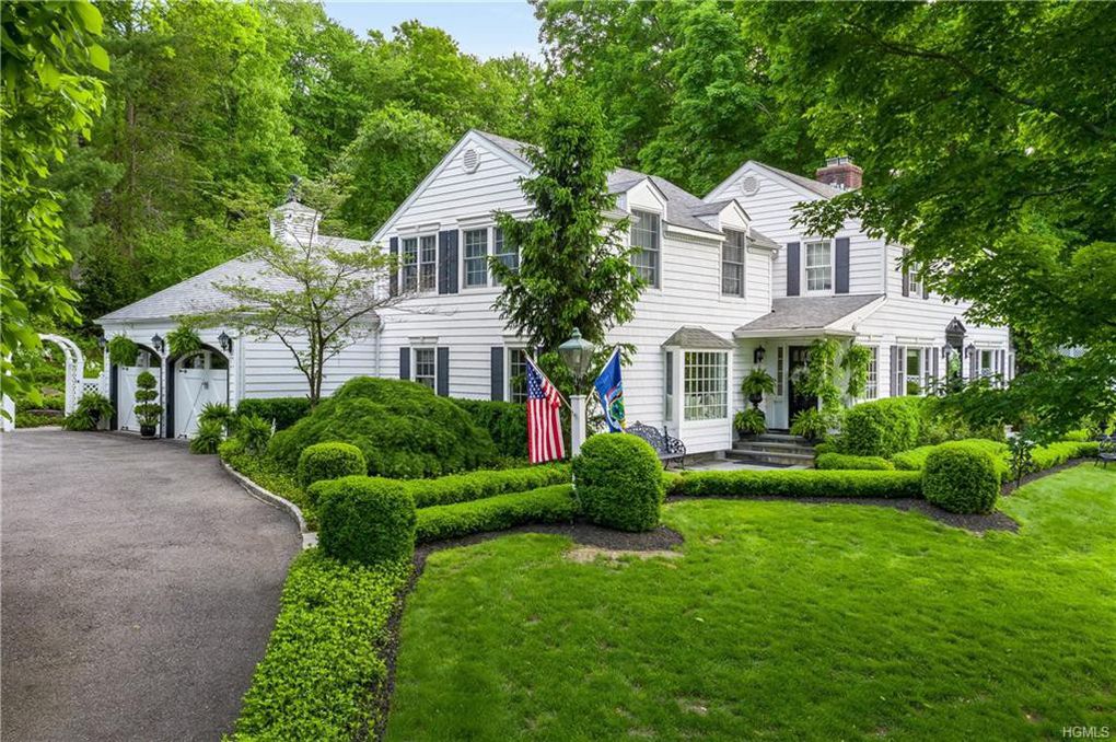 Sandra Lee and Gov. Andrew Cuomo Selling New York Storybook Stunner