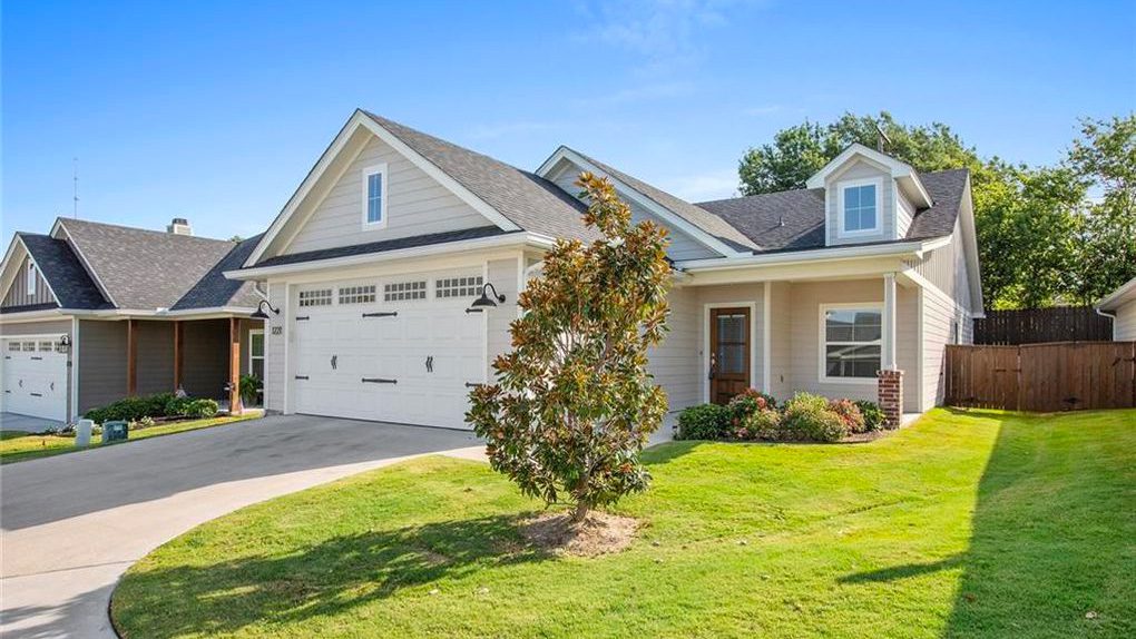 Fixer Upper Knockoff Sprouts In Waco S Magnolia Villas Community