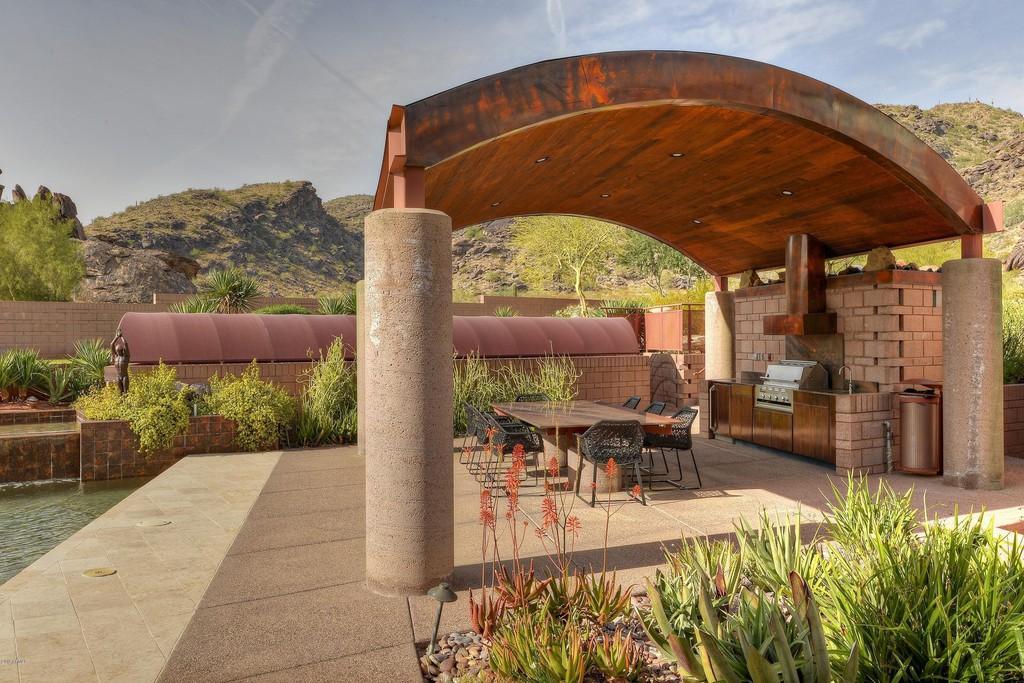 Outdoor living house in Phoenix 