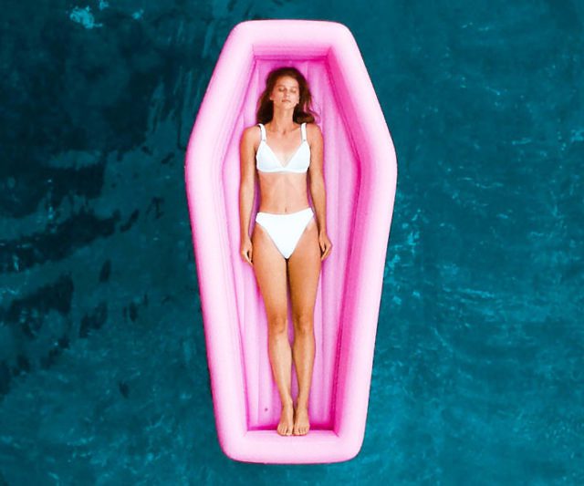 the-pink-coffin-pool-float-pom-pom-floats-640x533